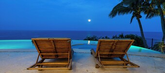 Oceanfront W/ Beach Access in Gated Neighbourhood
