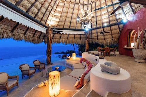 Oceanfront W/ Beach Access in Gated Neighbourhood