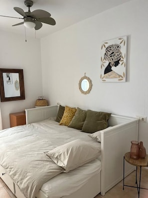 3 slaapkamers, een strijkplank/strijkijzer, gratis wifi, beddengoed