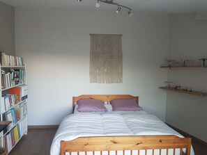4 bedrooms, iron/ironing board, free WiFi, bed sheets