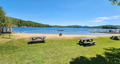 Charming Eagle Bay Cottage â 2 min walk to private Fourth Lake beach!