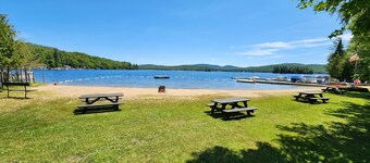 Charming Eagle Bay Cottage — 2 min walk to private Fourth Lake beach!