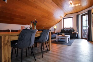 Dining - Whirlpool, sauna, box-spring beds, Netflix, balcony, garden & barbecue - 6 persons (Neef)