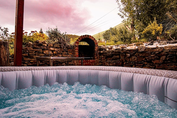 Outdoor spa tub - Whirlpool, sauna, box-spring beds, Netflix, balcony, garden & barbecue - 6 persons (Neef)