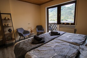 3 bedrooms, iron/ironing board, travel cot, free WiFi - Whirlpool, sauna, box-spring beds, Netflix, balcony, garden & barbecue - 6 persons (Neef)