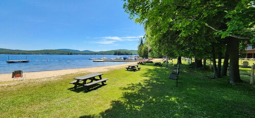 Welcoming Eagle Bay Cottage — 2 min walk to private Fourth Lake beach!