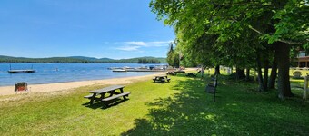 Welcoming Eagle Bay Cottage — 2 min walk to private Fourth Lake beach!