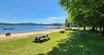 Welcoming Eagle Bay Cottage — 2 min walk to private Fourth Lake beach!