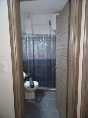 Secadora de cabello, toallas, jabón, papel de baño 