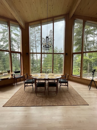 Interior. The newly remodeled Stone Cabin with sandy beach and clean clear water