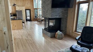 Smart TV, fireplace