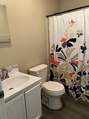 Hair dryer, towels, toilet paper - Upstairs Duplex Near VHS Stadium (Valdosta)