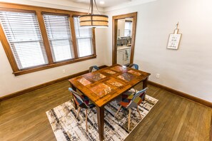 Dining - Spacious 3 bedroom home near KUMED and Westport in Kansas City (Kansas City)
