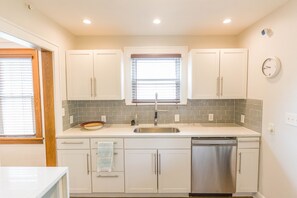Fridge, microwave, oven, stovetop - Spacious 3 bedroom home near KUMED and Westport in Kansas City (Kansas City)