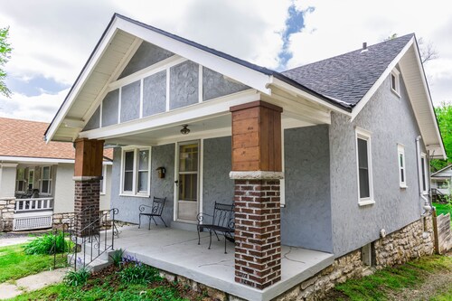 Spacious 3 bedroom home near KUMED and Westport in Kansas City