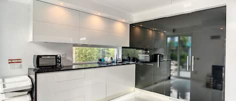 Geladeira, micro-ondas, fogão, cooktop