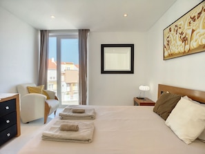 4 habitaciones, escritorio, tabla de planchar con plancha y wifi