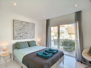 4 habitaciones, escritorio, tabla de planchar con plancha y wifi 