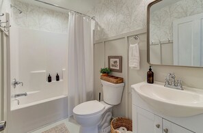 Un baño con bañera, inodoro y lavabo.