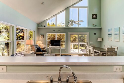 Kure Beach Treehouse | Walk to Beach | Sleeps 8