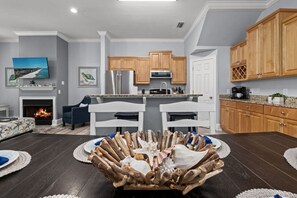 Dining - A Shore Bett: Prvt Htd Pool, GmRm, Fire Pit, WOW! Views, Wlk2Bch, FREEActivities (Panama City)