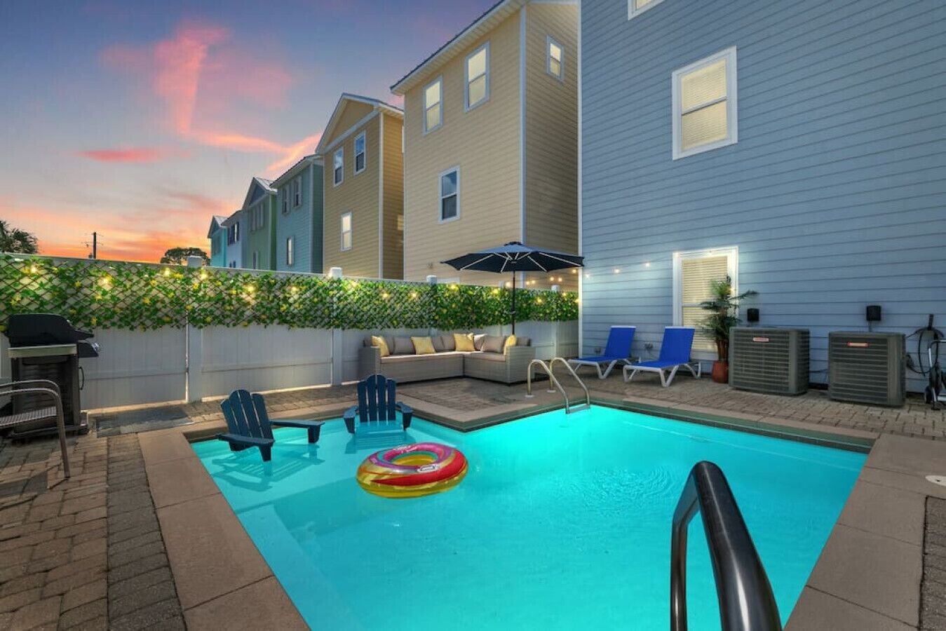 Een buitenzwembad, een verwarmd zwembad