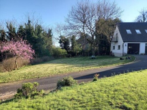 A residential area with a house featuring a garage, a driveway, and a well-maintained lawn. - Treetops Loft: TouristNI , approved property.

check in 6pm

check in 6pm (Newtownabbey)