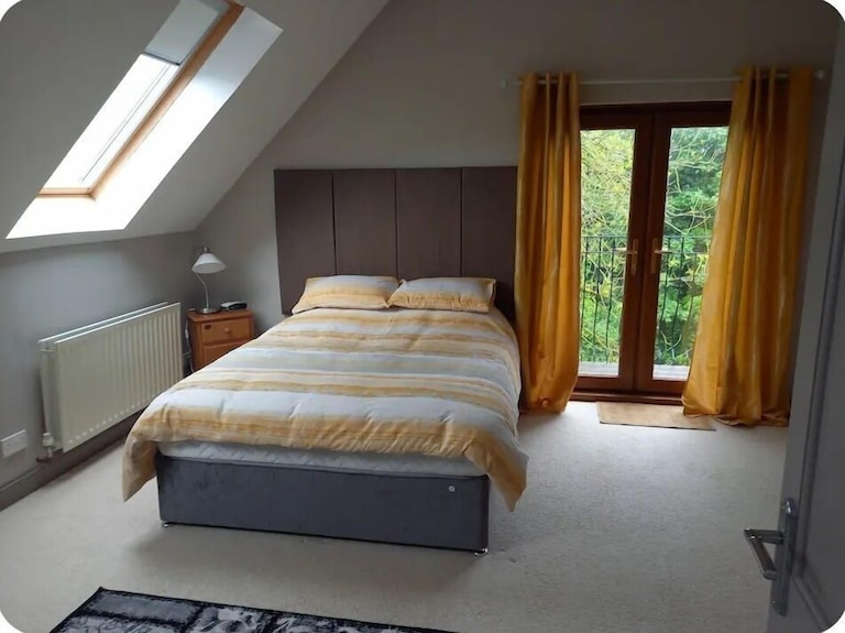 Treetops Loft: Touristni , Approved Property. Check In 6pm Check In 6pm - キャリクファーガス