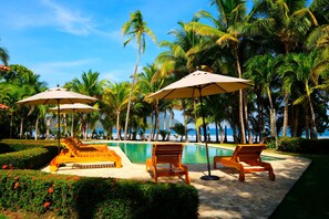 Pool - Beachfront Home w/Pool in a Private Complex - Golf & Country Club. (Provincia de Puntarenas)