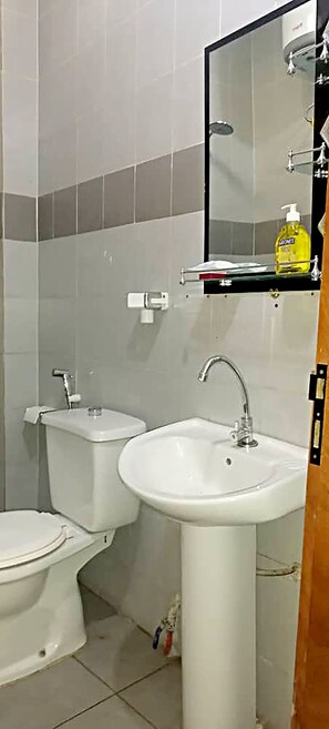 Dusche, Bidet, Handtücher, Seife