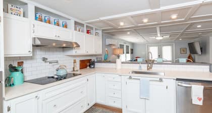 Charming Coastal Camp~Pet Friendly, Deep Water Access: Jourdan/Gulf-Private Dock
