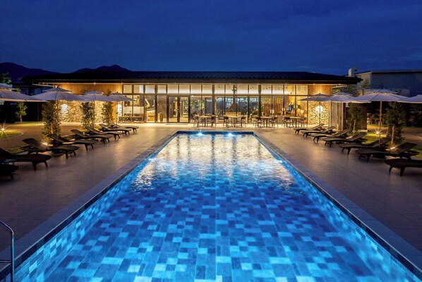 Outdoor pool, pool umbrellas - AWAUMI Fujikawaguchiko Resort (Fujikawaguchiko)