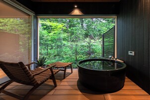 高级别墅, 1 间卧室, 无烟房, 桑拿浴 (Pet-Friendly) | 浴室 | 独立的浴缸和淋浴、泉水浴缸、大花洒淋浴喷头、免费洗浴用品