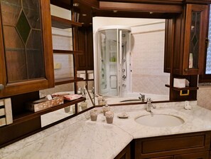 Secadora de cabello, bidet, toallas, jabón 