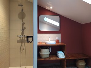 Een douche, handdoeken, toiletpapier