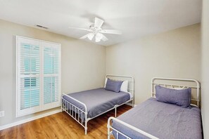 2 dormitorios, tabla de planchar con plancha, Internet y ropa de cama