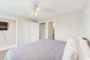 2 bedrooms, iron/ironing board, Internet, bed sheets - Condo with pool & grill access, updated interior & balcony - 1 block to beach (North Myrtle Beach)
