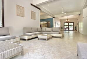 المنشأة من الداخل