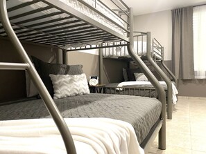 4 Schlafzimmer, Schreibtisch, Bügeleisen/Bügelbrett, kostenloses WLAN