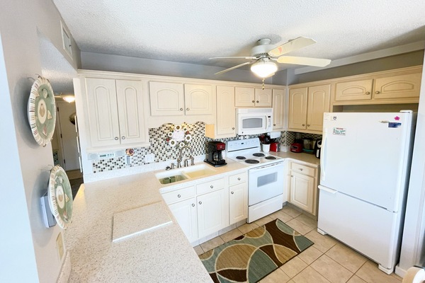 Een koelkast, een microgolfoven, een oven, een kookplaat