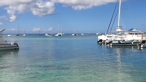 A marina with multiple sailboats docked. - PLAYA BLANCA BED & BREAKFAST (San Rafael del Yuma)