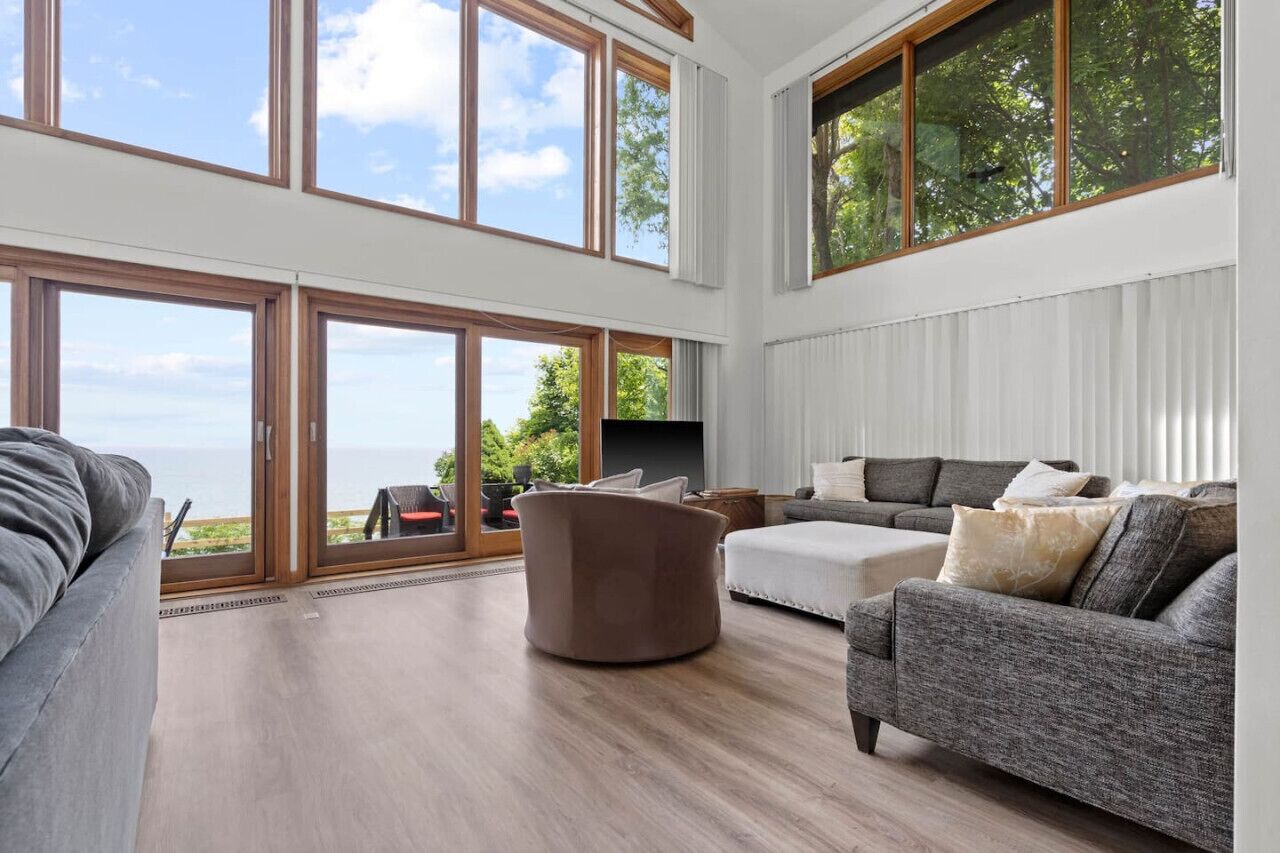 Televisión y chimenea 