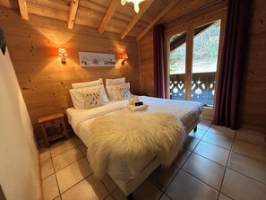 5 slaapkamers, een bureau, geluiddichte muren