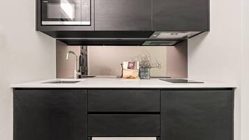Kühlschrank, Mikrowelle, Ofen, Herdplatte