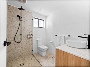 シャワー、ヘアドライヤー、タオル