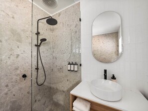 Een douche, een haardroger, handdoeken