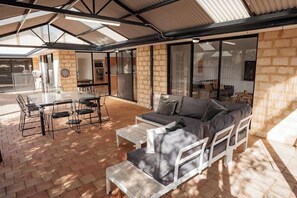 Outdoor dining - Salhus—Laid-back Family Retreat near Town & Beach (Dunsborough)