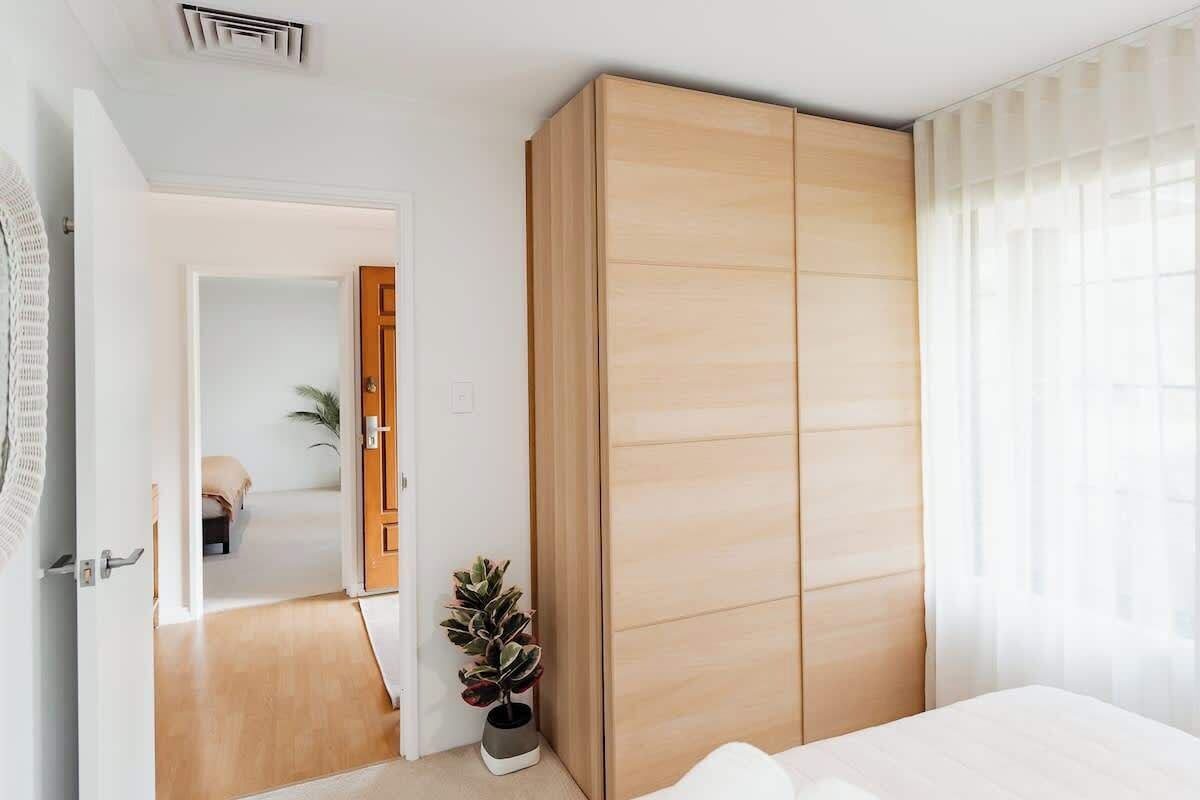 5 bedrooms, iron/ironing board, WiFi, bed sheets