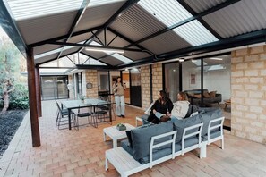 Outdoor dining - Salhus—Laid-back Family Retreat near Town & Beach (Dunsborough)