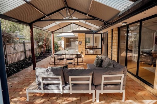 Salhus—Laid-back Family Retreat near Town & Beach